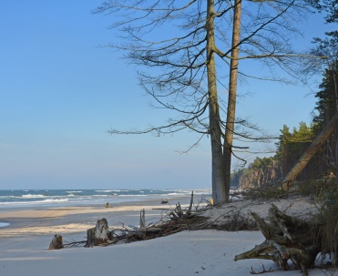 Dębki - pusta plaża zachęca do spacer&oacute;w