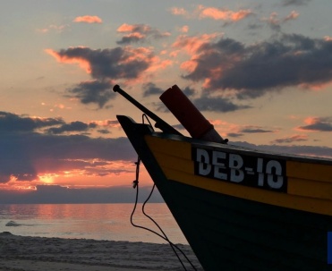 Dębki - ł&oacute;dźrybacka DEB - 10 na plaży o zachodzie słońca